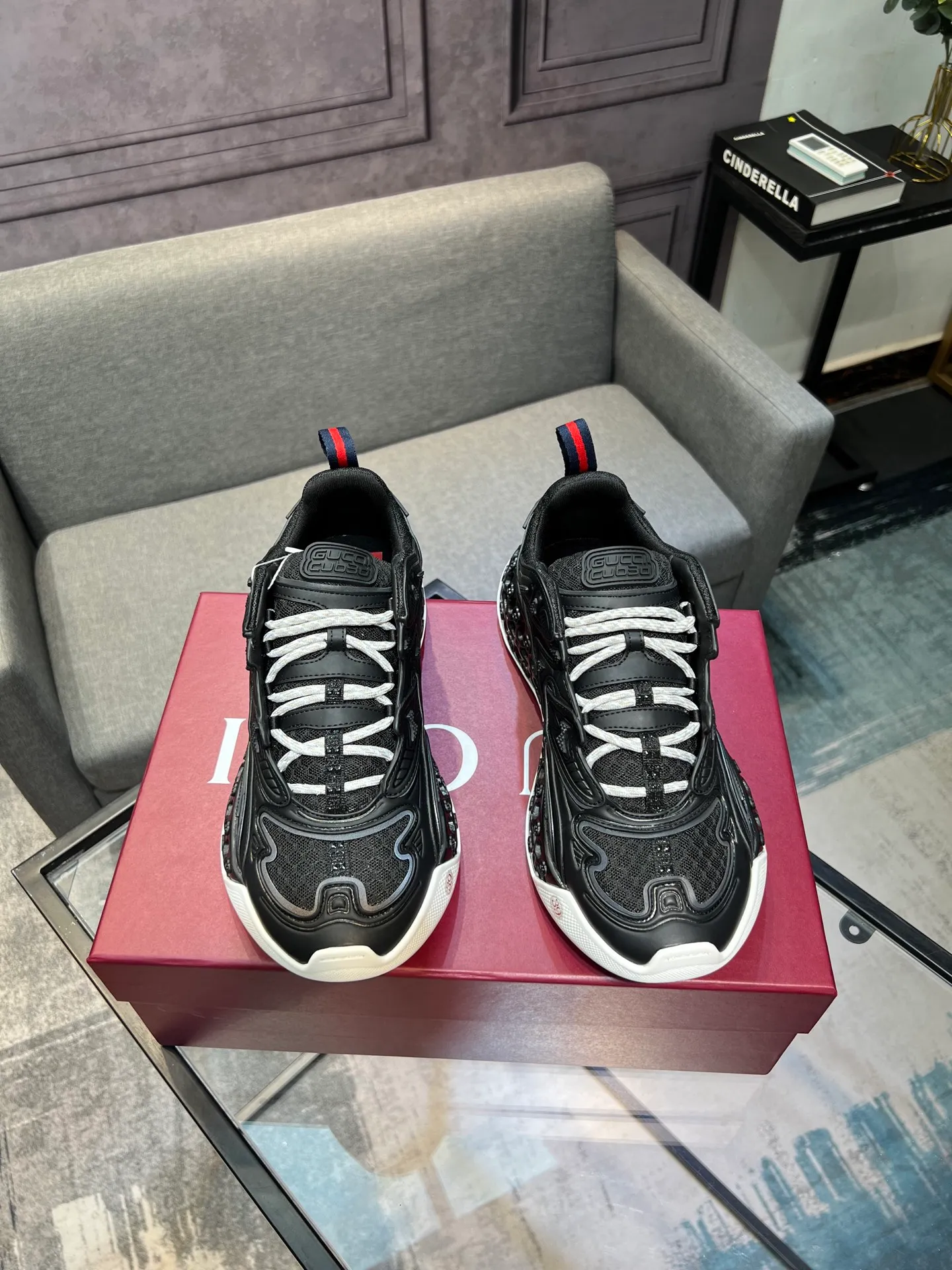 Men's Men's Shoes 💰900 Gucci Gucci 2.0 Sports Shoes Couple's Style Retro Casual Shoes Running Shoes Original Purchase, Development, Production Gucci 2.0 Sports Shoes reinterpret the brand's iconic striped webbing elements. This sneaker reinterprets the iconic details, using thick EVA soles with a smart silhouette, bringing a stable and comfortable wearing experience. Exquisite packaging at the delivery counter. Fabric: original imported cowhide + technical fabrics. Lining: original imported breathable mesh. Sole: original molded ultra-light foam rubber. Bottom thickness: 4CM. Size: 35-40 for women / 39-45 for men.